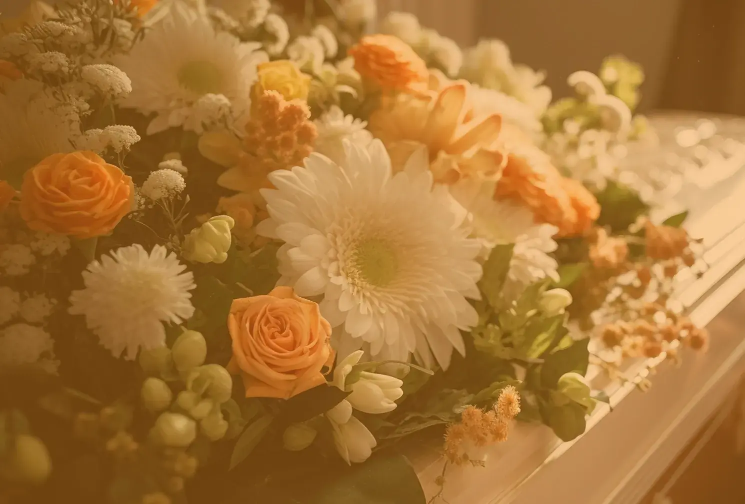 Sarg mit Blumenschmuck aus Rosen und Gerbera