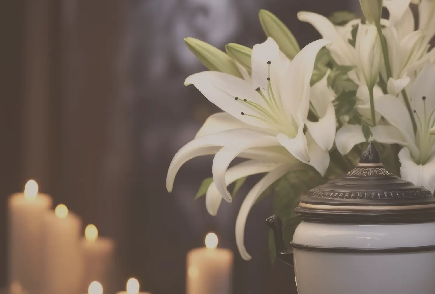 Urne mit weißen Lilien und Kerzen