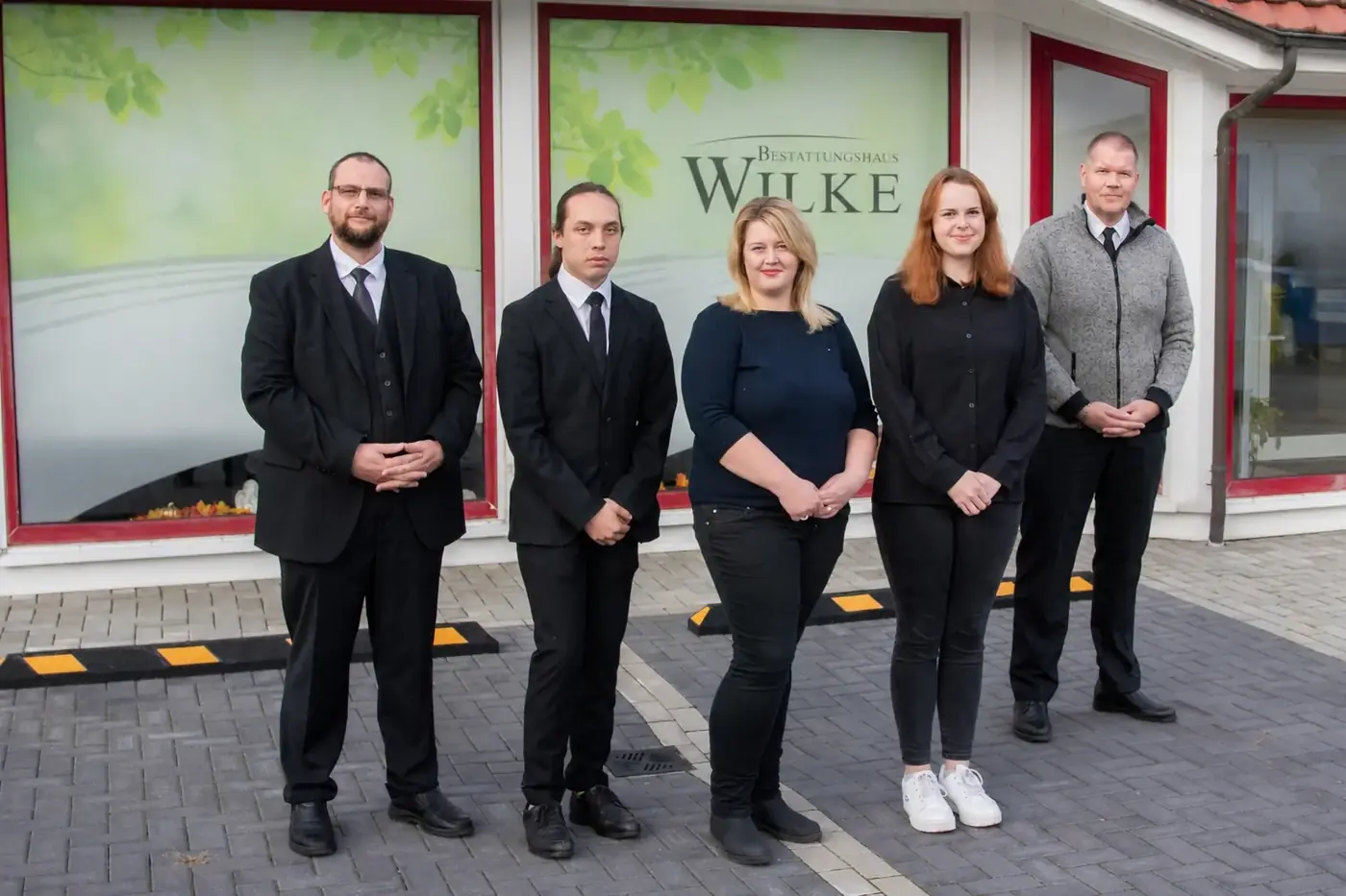 Das Team des Bestattungshauses Wilke vor dem Geschäft in Worbis